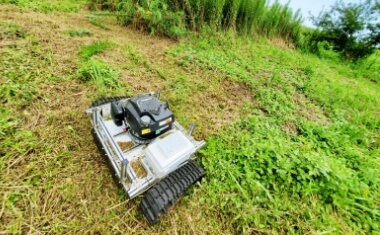 ロボットを導入し除草作業を行う様子